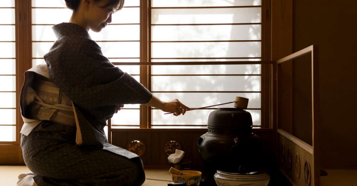 フランス（フランス）で、着物を着た女性がポットにお茶を注いでいます。