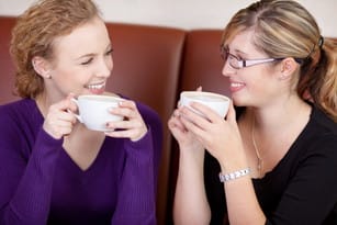 フランス風のコーヒー ショップでコーヒーを飲む 2 人の女性。 shutterstock_140603665