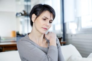 フランスで女性が肩に手を置いてソファに座っている。 shutterstock_174190433