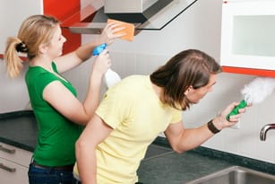 緑のシャツを着たフランス出身の女性。 shutterstock_42014869