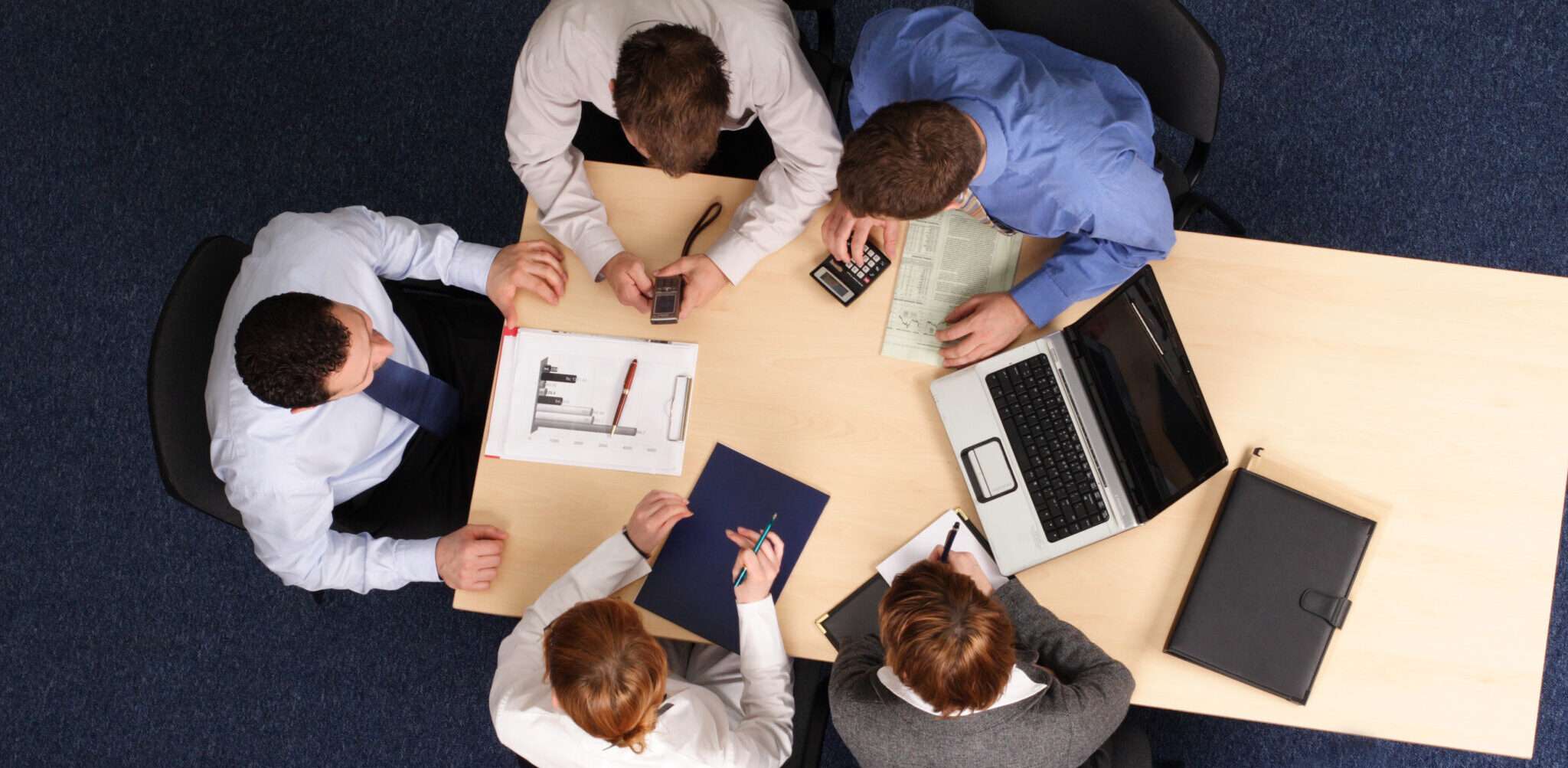 テーブルを囲んで座るフランスからの人々のグループ。