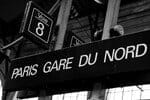 「France gare du nord」という文字が書かれた駅の白黒写真。 「France gare du nord」という文字が書かれた駅の白黒写真。