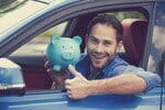 フランスから来た、貯金箱を持った青い車に乗った男性。 フランスから来た、貯金箱を持った青い車に乗った男性。