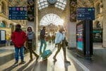 フランスの駅を歩く人々のグループ。 フランスの駅を歩く人々のグループ。