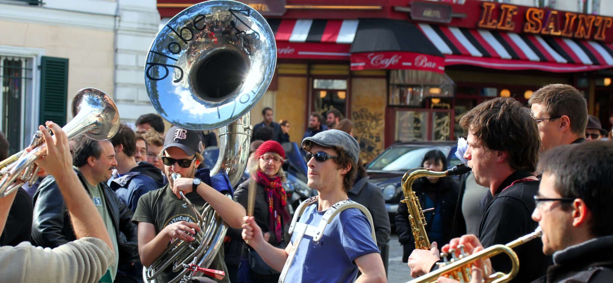 フランスの路上で金管楽器を演奏する人々のグループ。