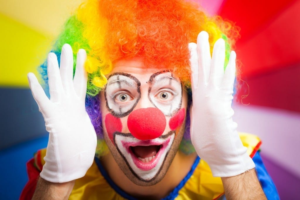 カラフルなウィッグとメイクをしたフランスのピエロ。 shutterstock_165685535