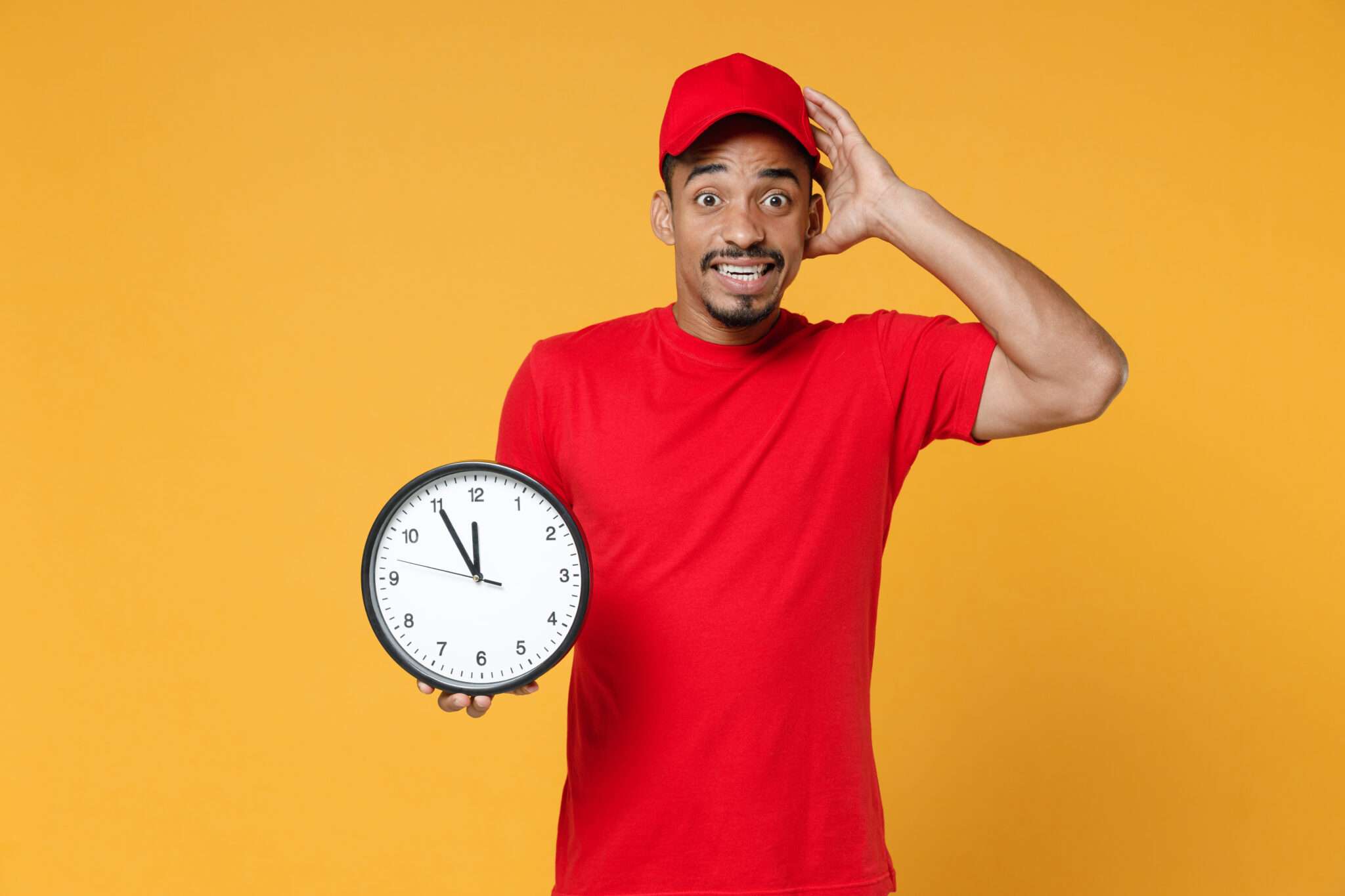 フランスの黄色の背景に時計を持つ男性。