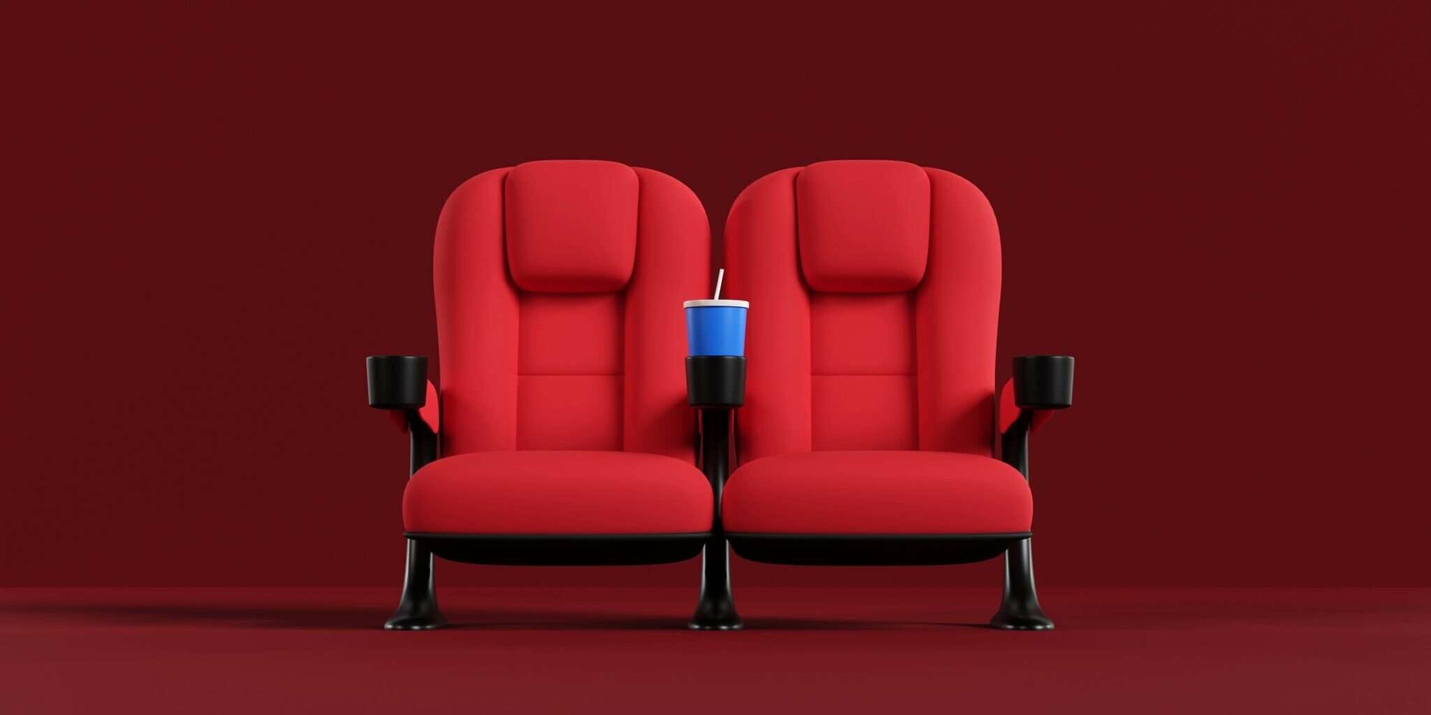 フランスのコーヒーを飲みながら赤い映画館の椅子 2 脚。
