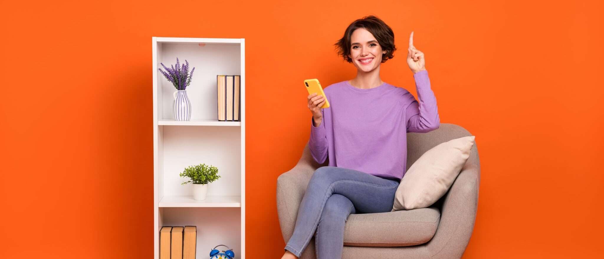 フランスで椅子に座って携帯電話を持つ女性。