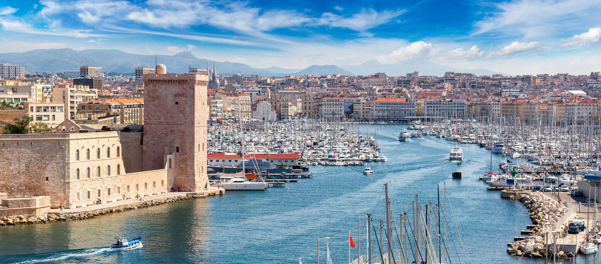 城を背景にしたフランスの都市の港。