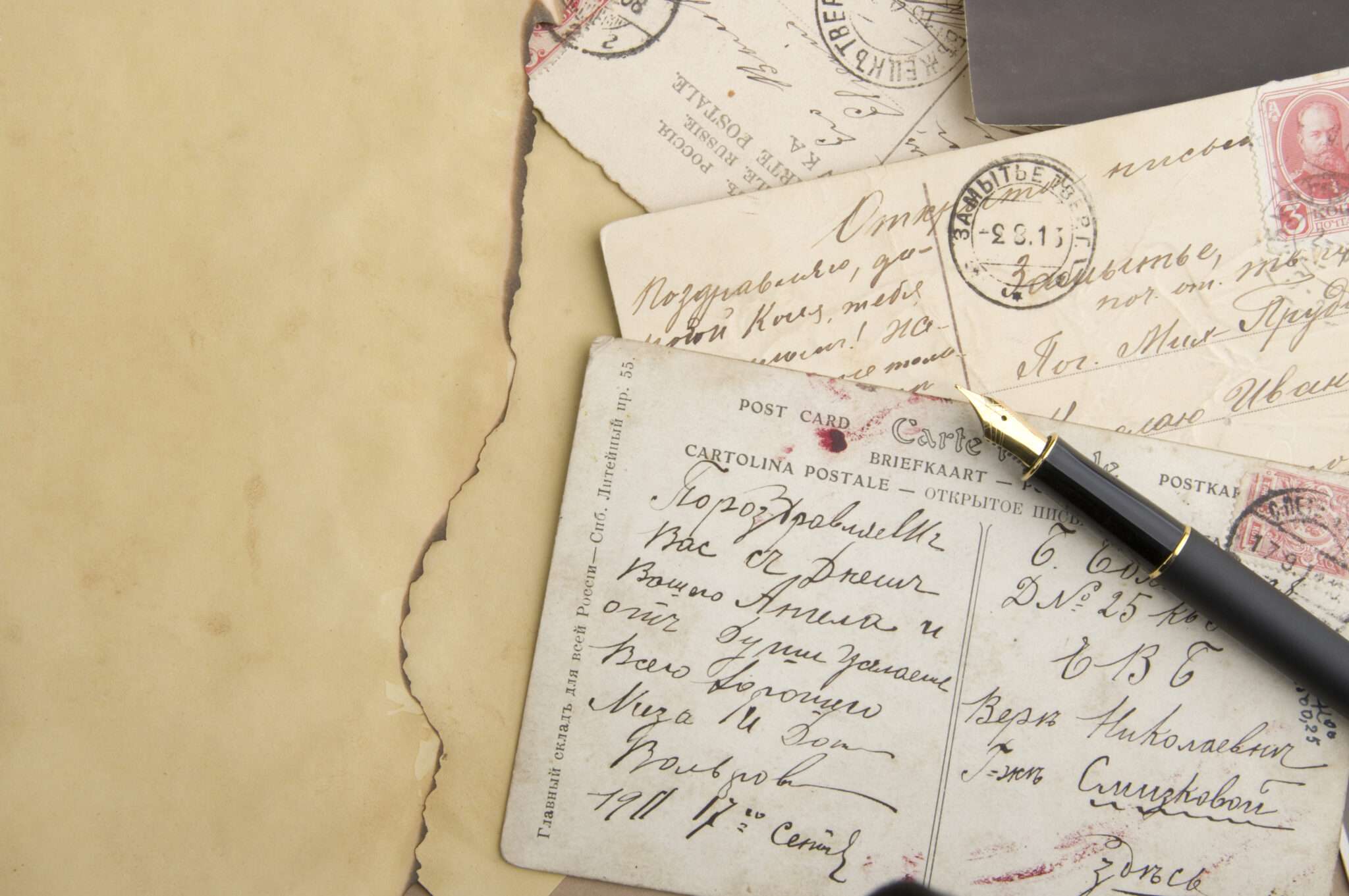 フランスからの切手と紙にペン。