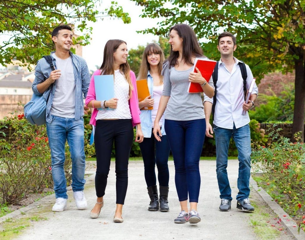 フランスの公園を歩く学生のグループ。 shutterstock_159494342