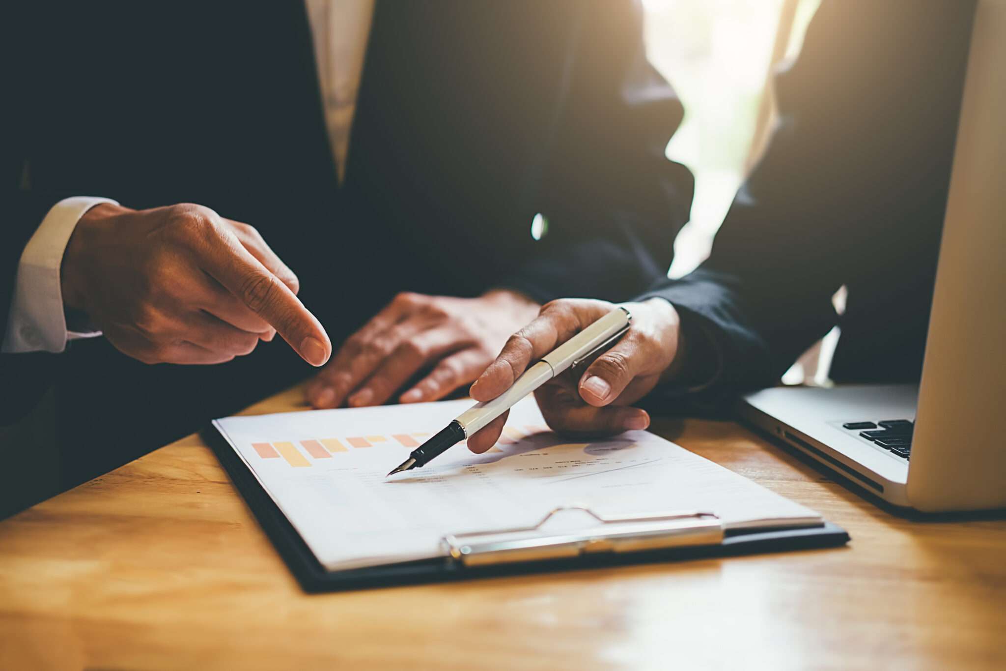 フランスで紙を指差す 2 人のビジネスマン。