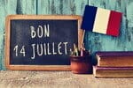 本の横に「bon 14 juliet」という単語が書かれた黒板、フランスの国旗、フランスに関する言及。 本の横に「bon 14 juliet」という単語が書かれた黒板、フランスの国旗、フランスに関する言及。