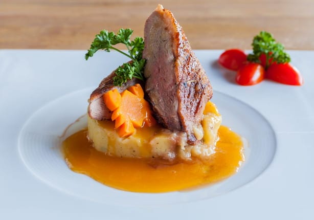 フランス料理をイメージした白いお皿にマッシュポテトとニンジンが乗っています。