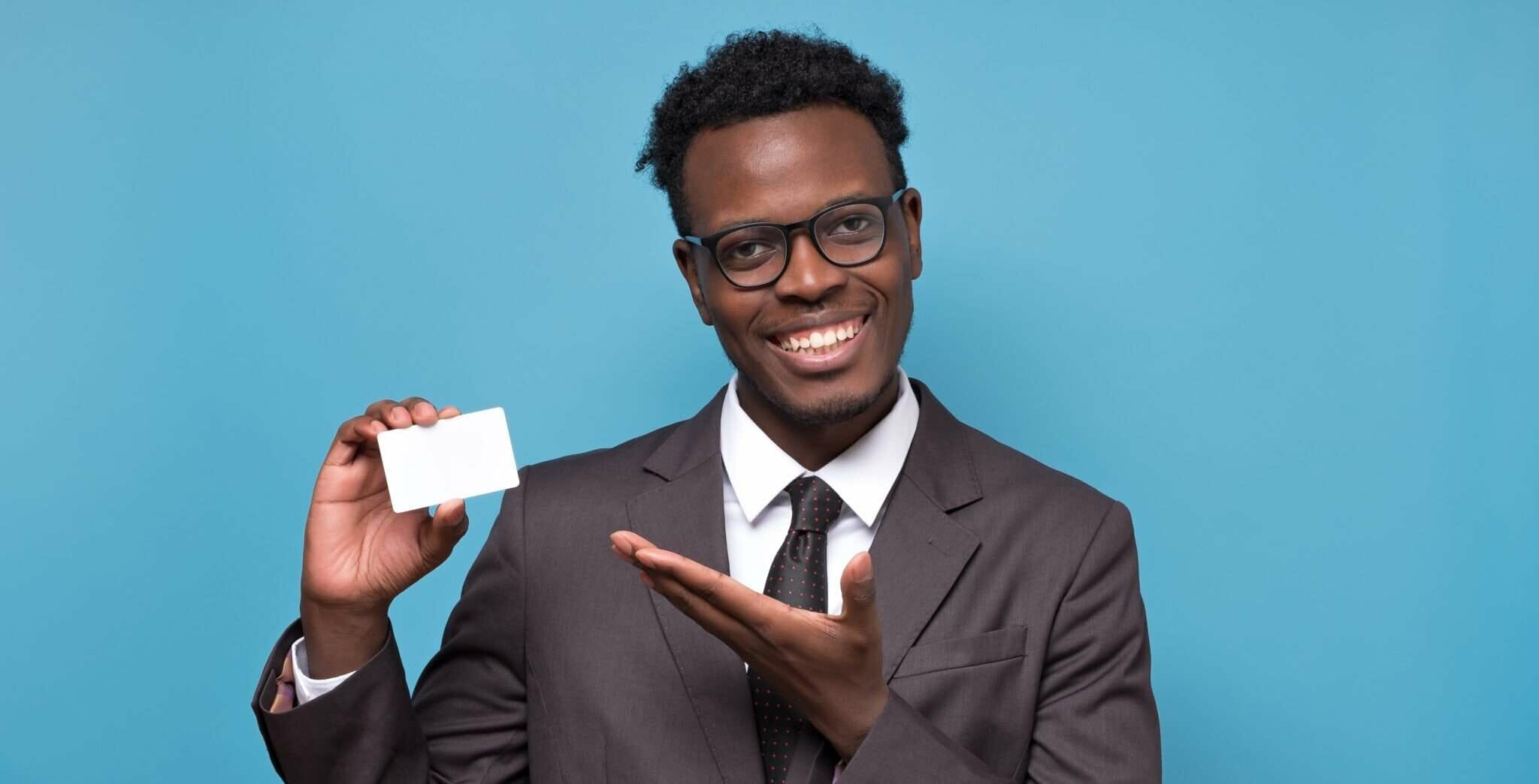 名刺を掲げるフランス人実業家。