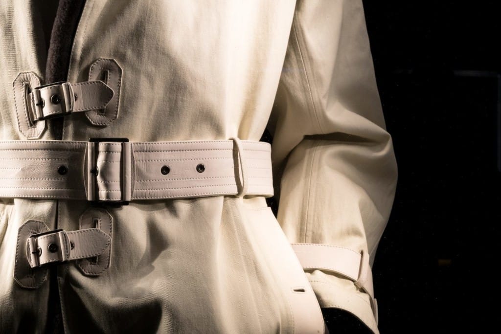 フランスのベルト付きトレンチ コートのクローズ アップ。 shutterstock_208332385