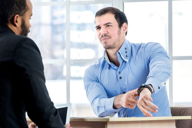 ある男性がオフィスで別の男性とフランスについて話しています。