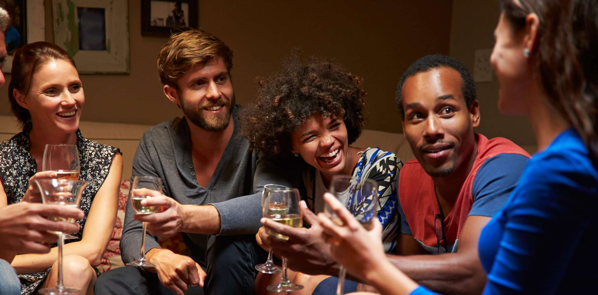 パーティーでフランスワインを飲む友人のグループ。