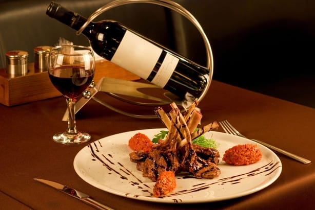 フランス産ワインのボトルが乗った料理の皿。