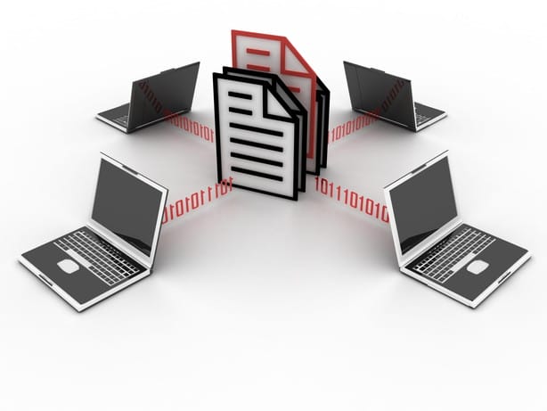 フランスの影響を示す文書を中央に置いたラップトップのグループ。