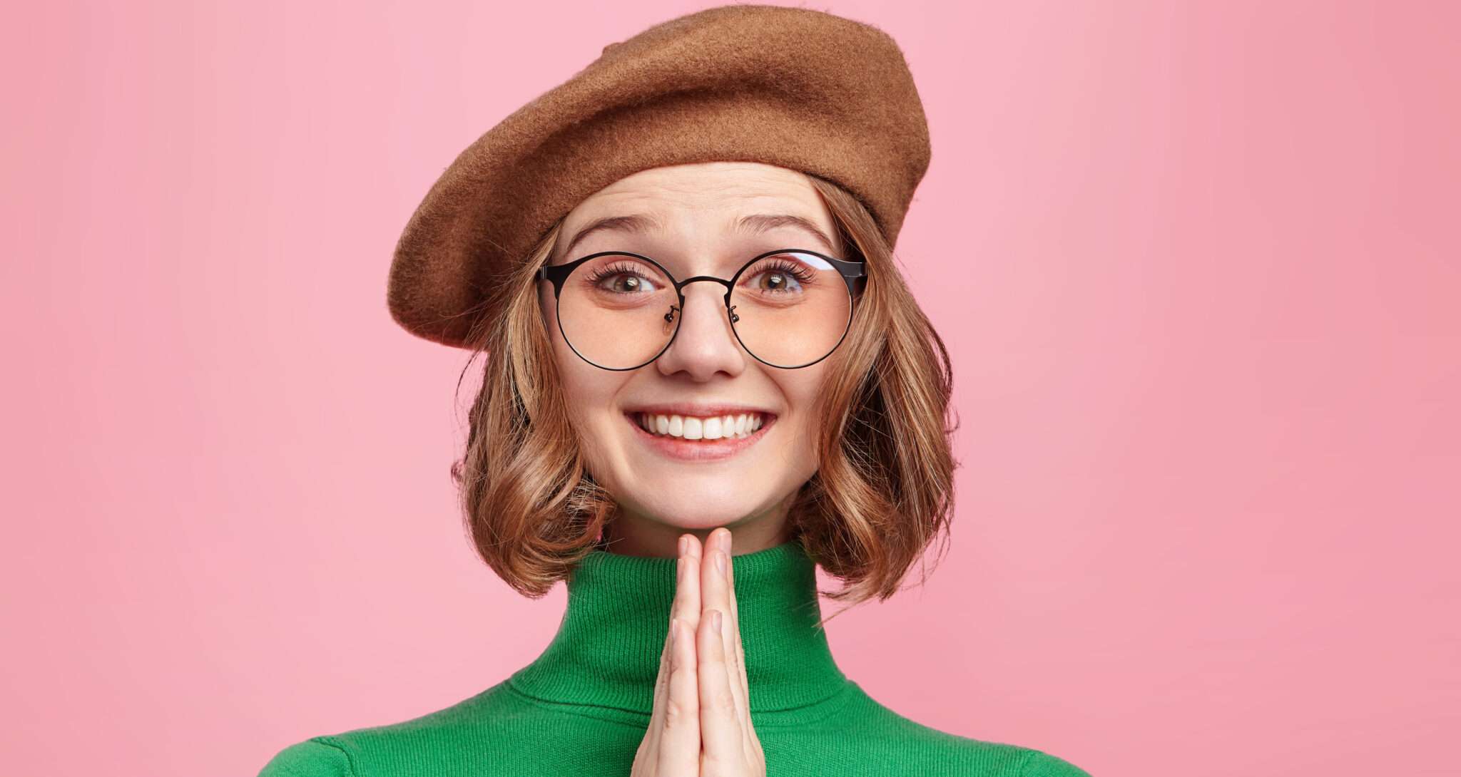 ピンクの背景にベレー帽をかぶった女性。