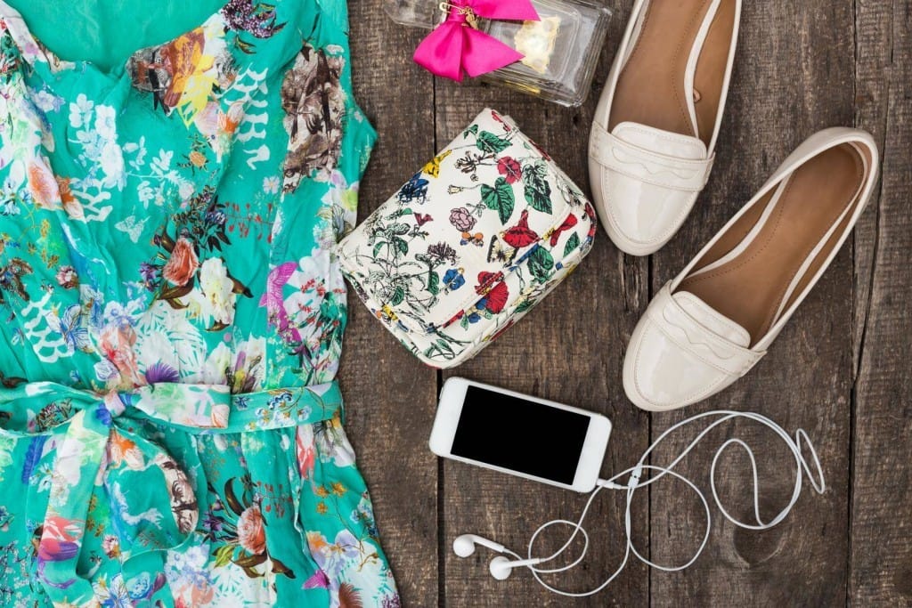 木製のテーブルの上に財布を置いた女性の衣装。 shutterstock_288115898