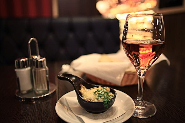 テーブルの上にはフランス産ワインのグラス。