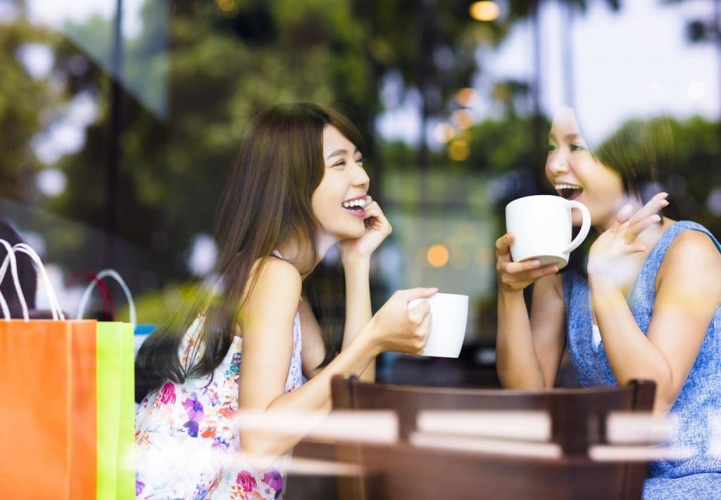 フランスのカフェでコーヒーを飲む 2 人のアジア人女性。 shutterstock_305063513