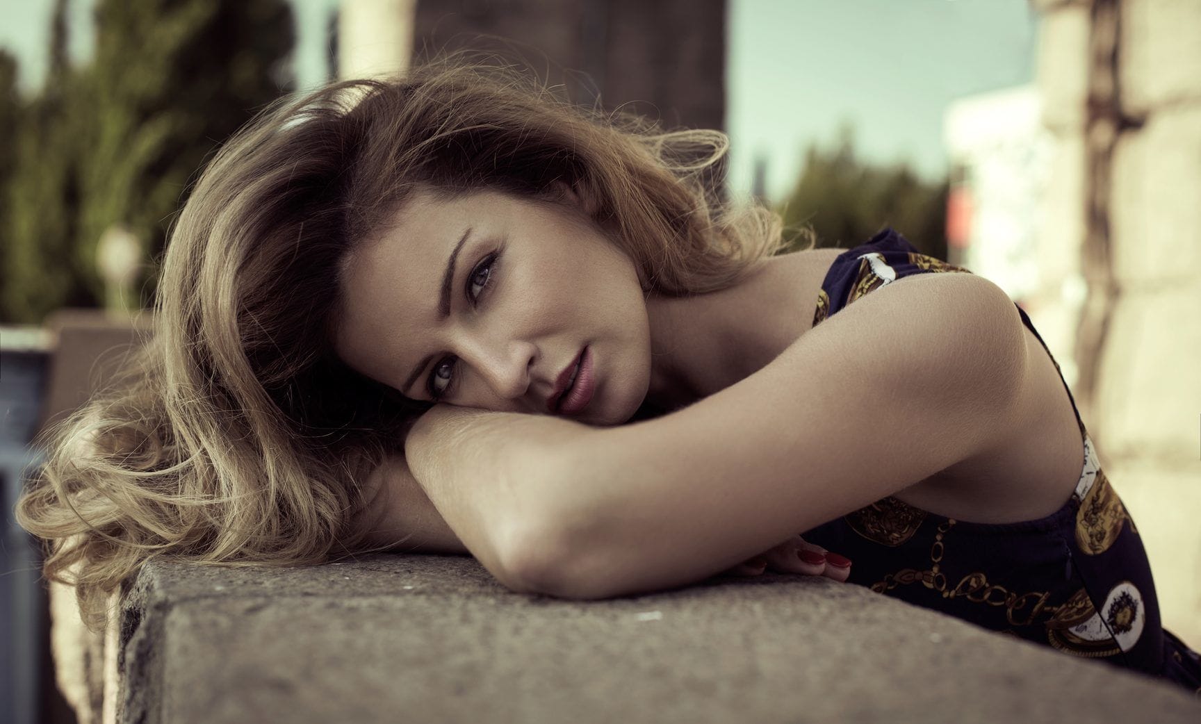 フランスの壁にもたれる若い女性。