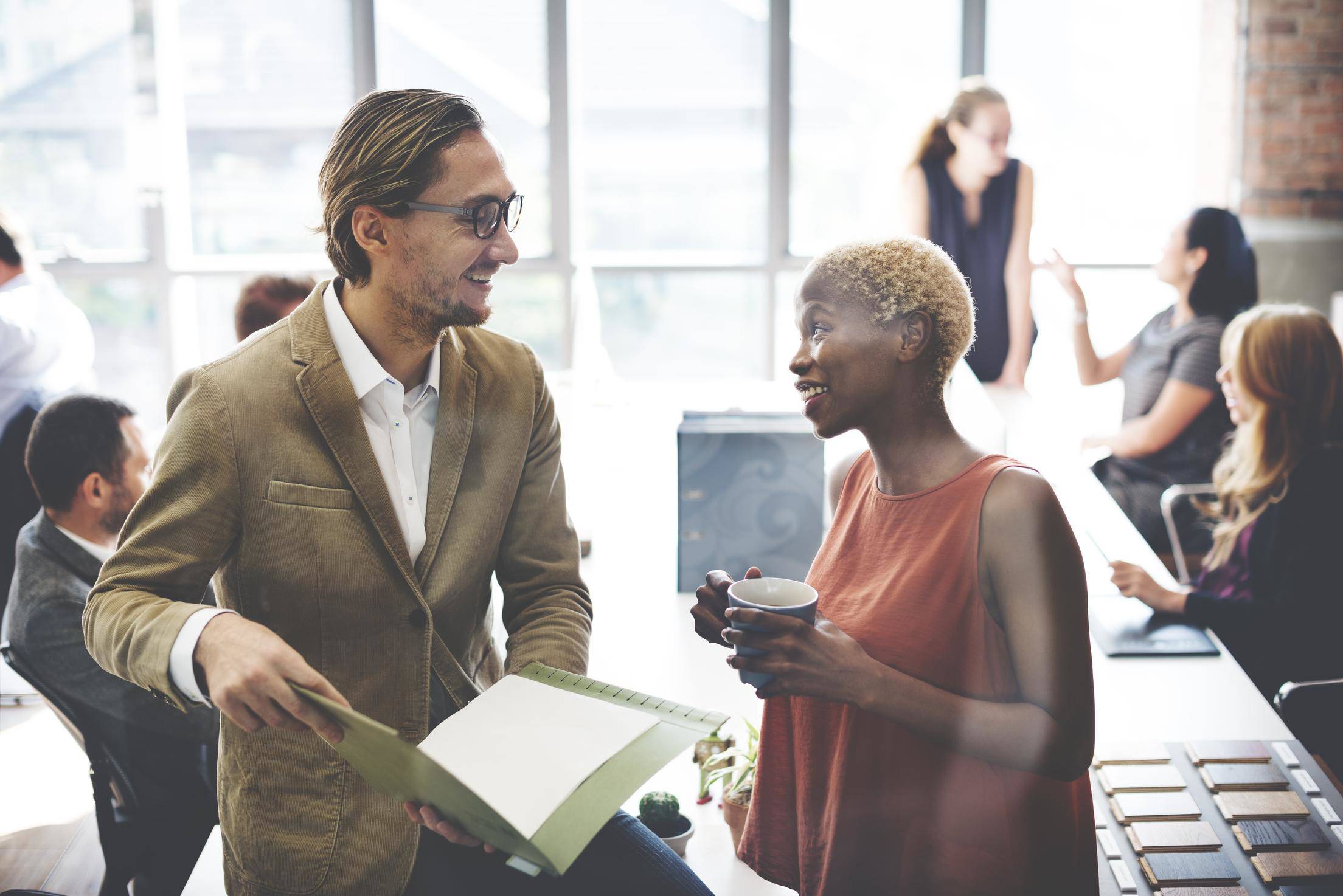フランスから来た 2 人のビジネスマンがオフィスで話しています。
