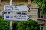 フランスのポールにある道路標識。 フランスのポールにある道路標識。