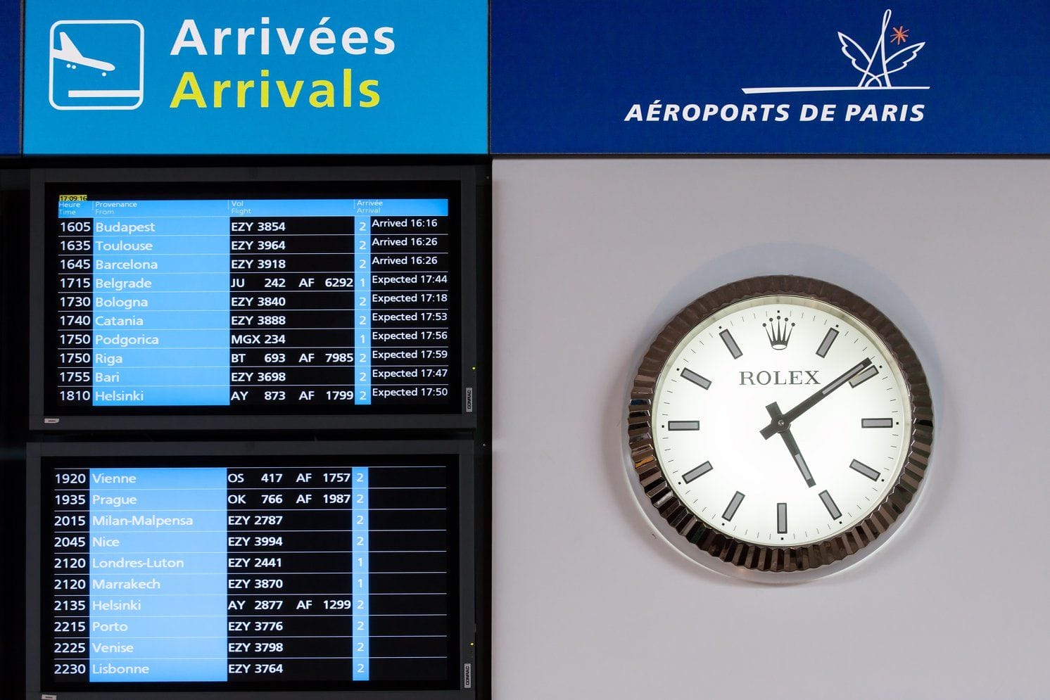 フランスをイメージした壁掛け時計。