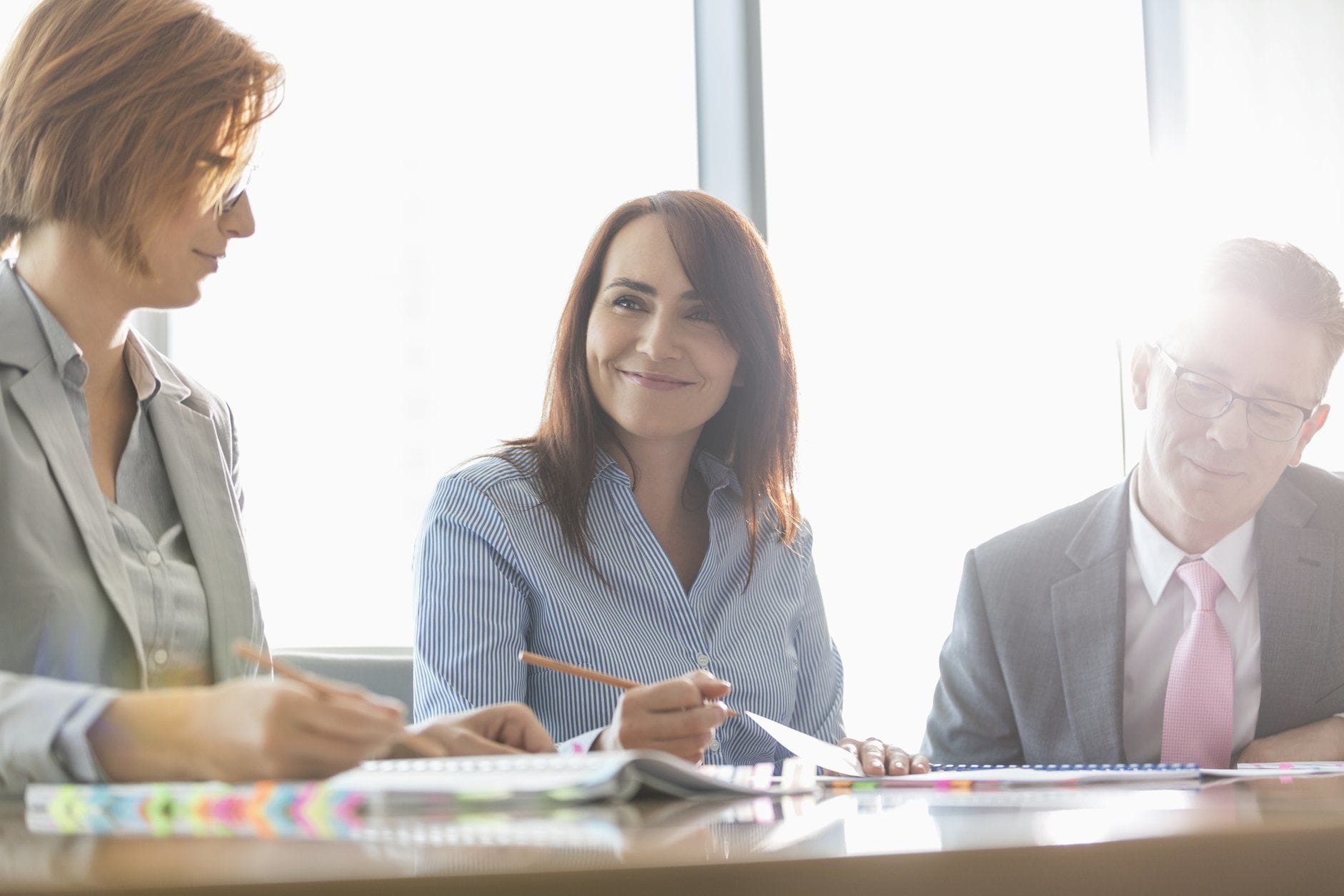 フランスの会議テーブルに座る 3 人のビジネスマン。