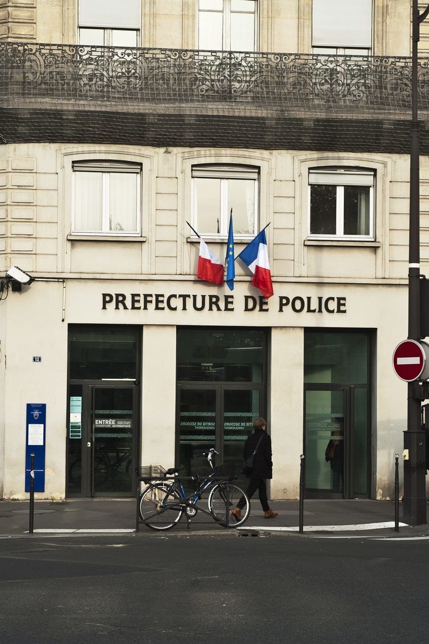 フランスの建物の前に自転車が停まっている。