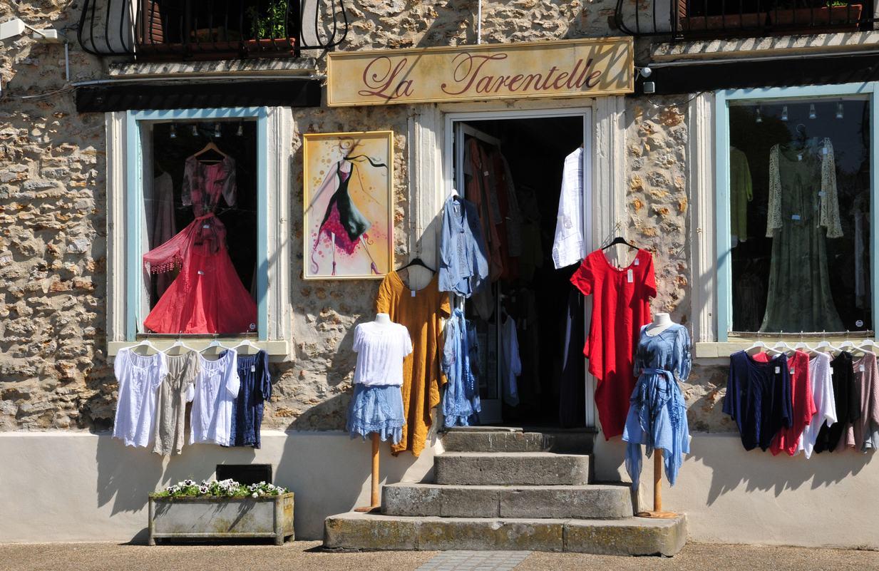 フランスの石造りの建物に衣服が展示されています。