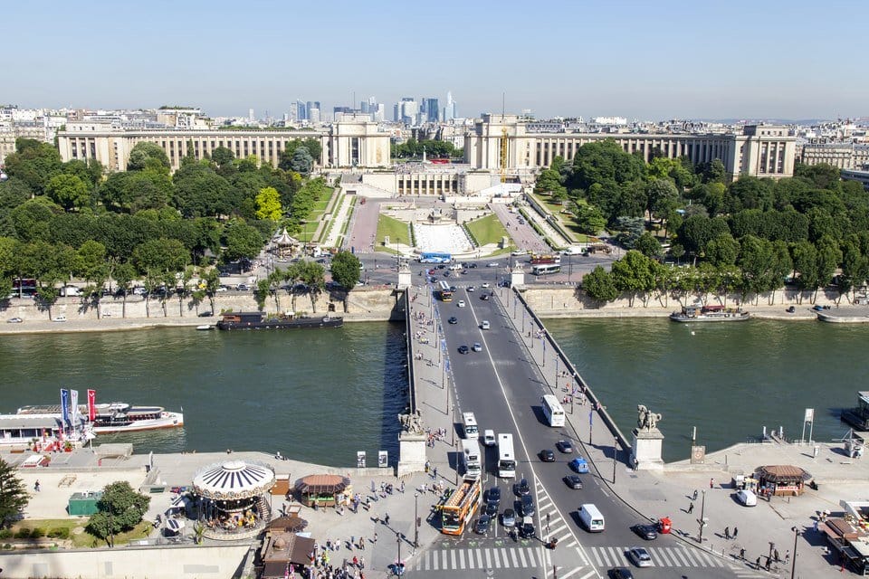 フランスのエッフェル塔とセーヌ川の空撮。