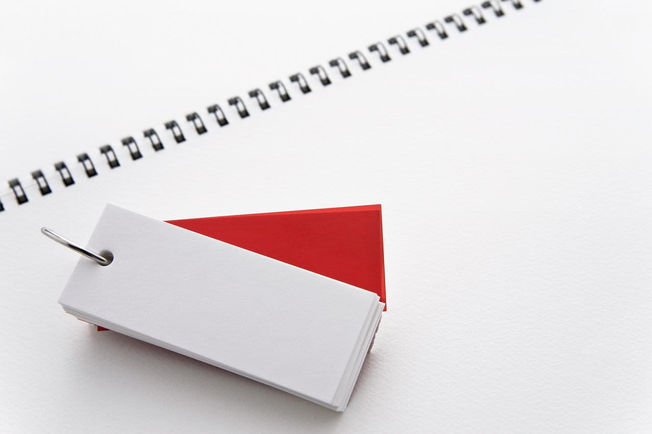 フレンチをテーマにしたスパイラルノートの上に赤と白のタグ。