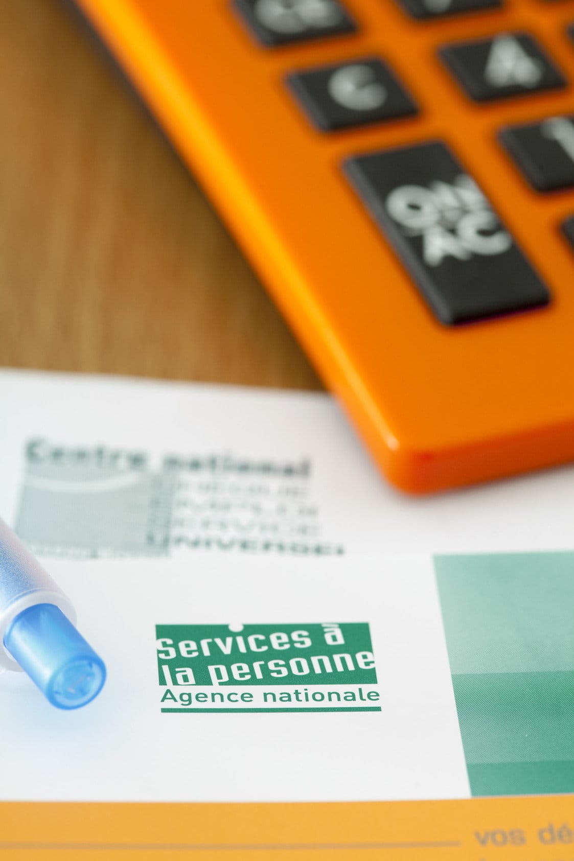 フランスの紙の上にペンと電卓。