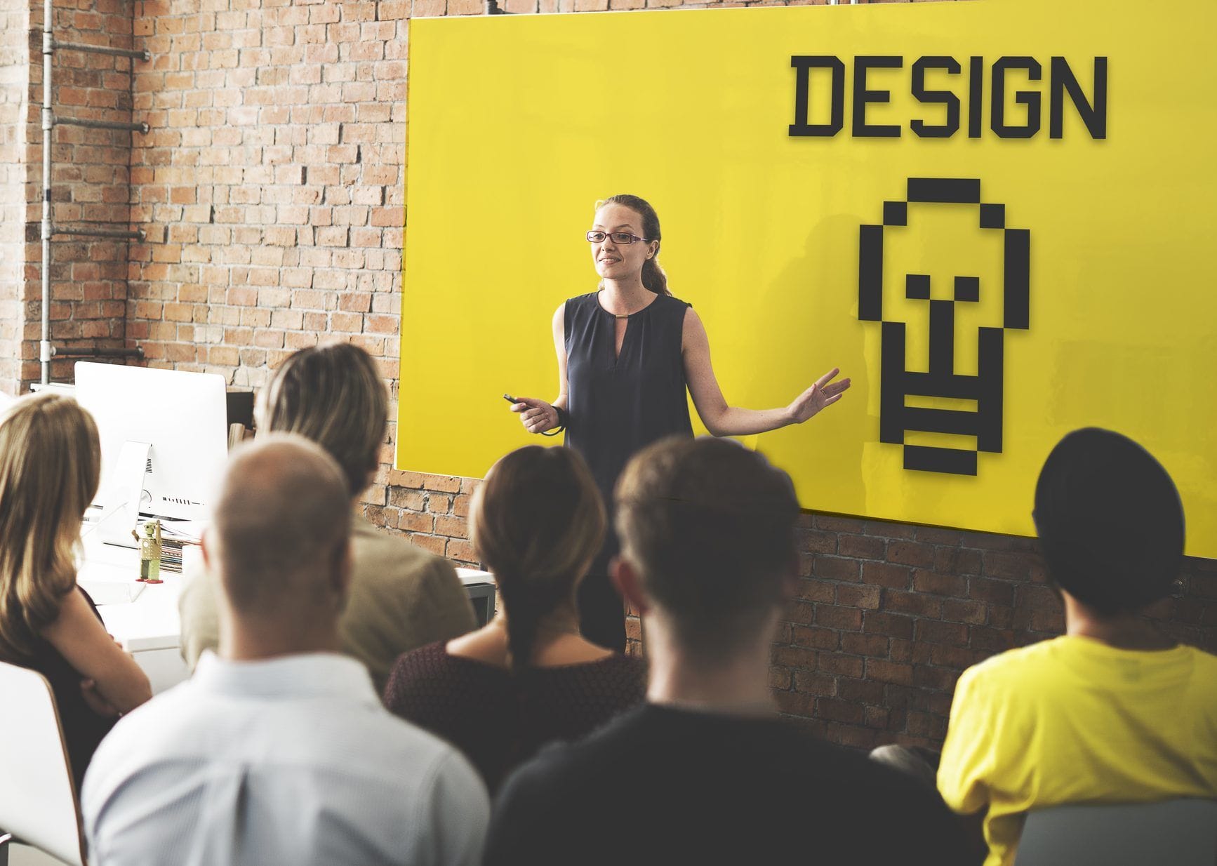 フランスで、ある女性が人々の前でプレゼンテーションを行っています。