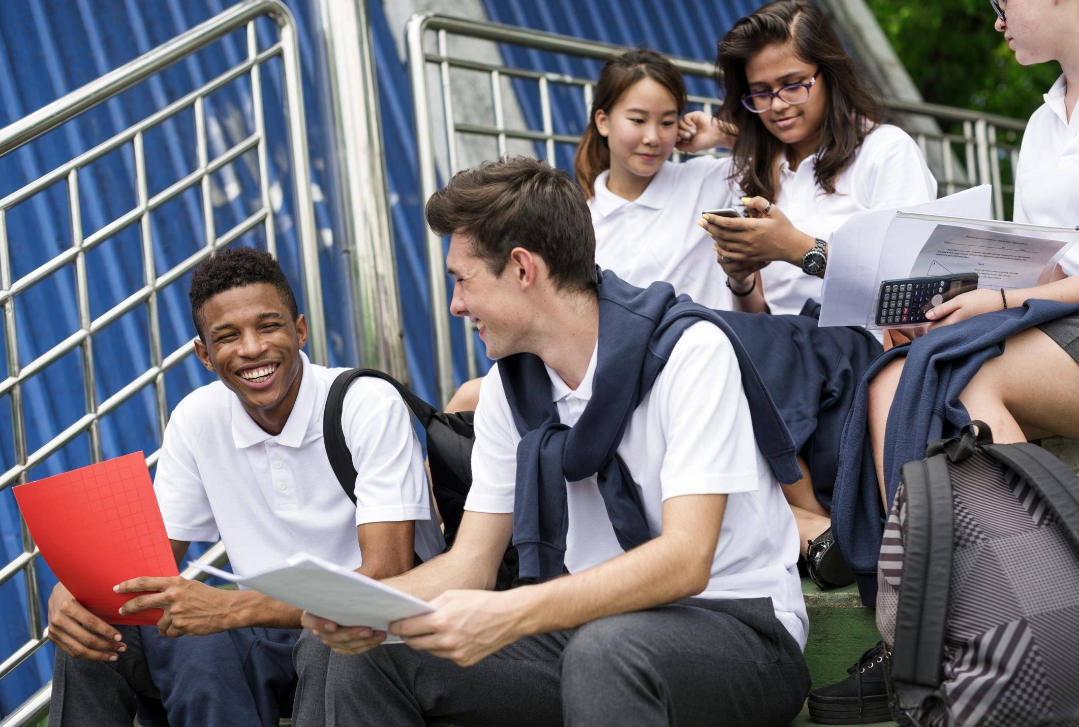 フランスの階段に座る学生のグループ。