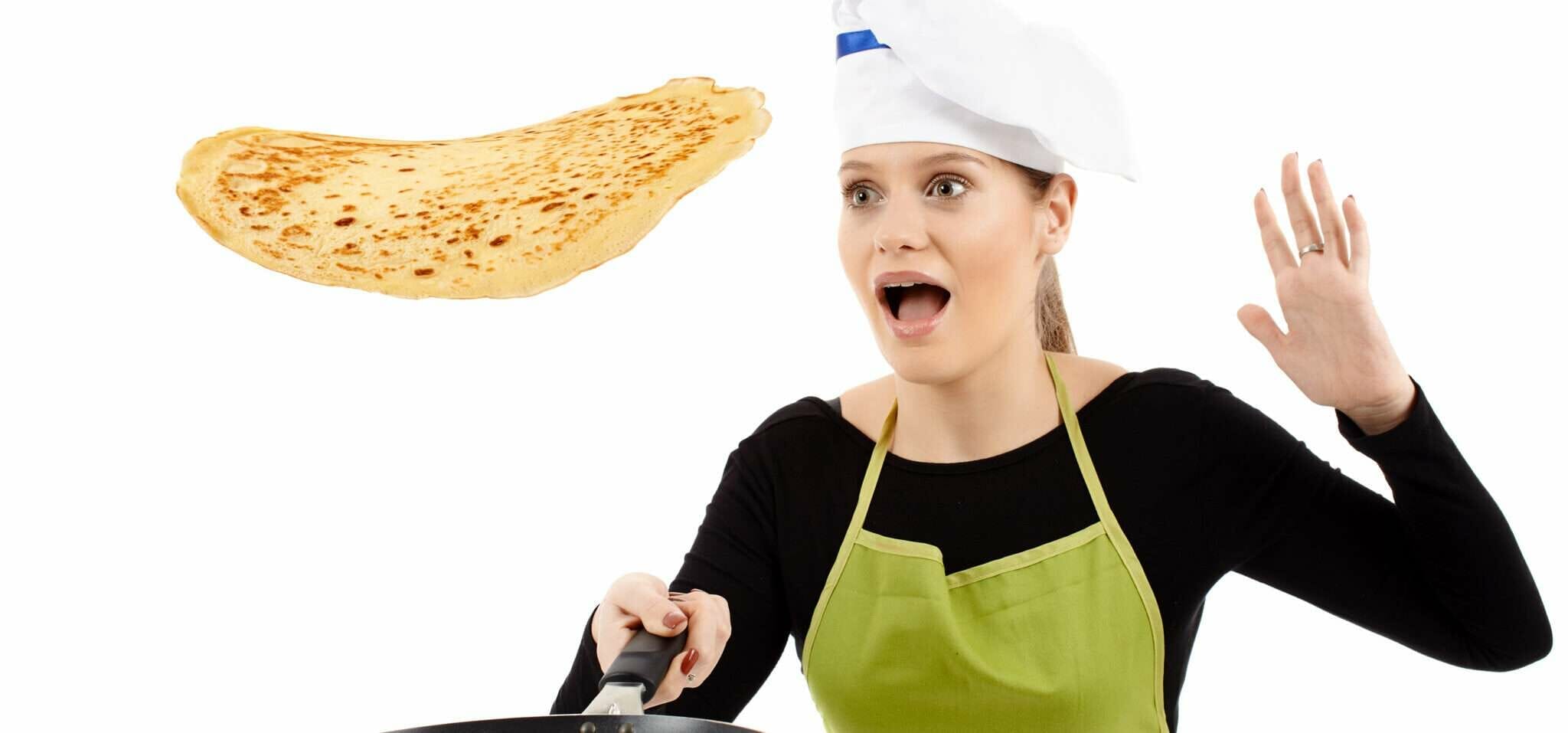 シェフエプロンを着てパンケーキを前にフランス料理の専門知識を披露する女性。