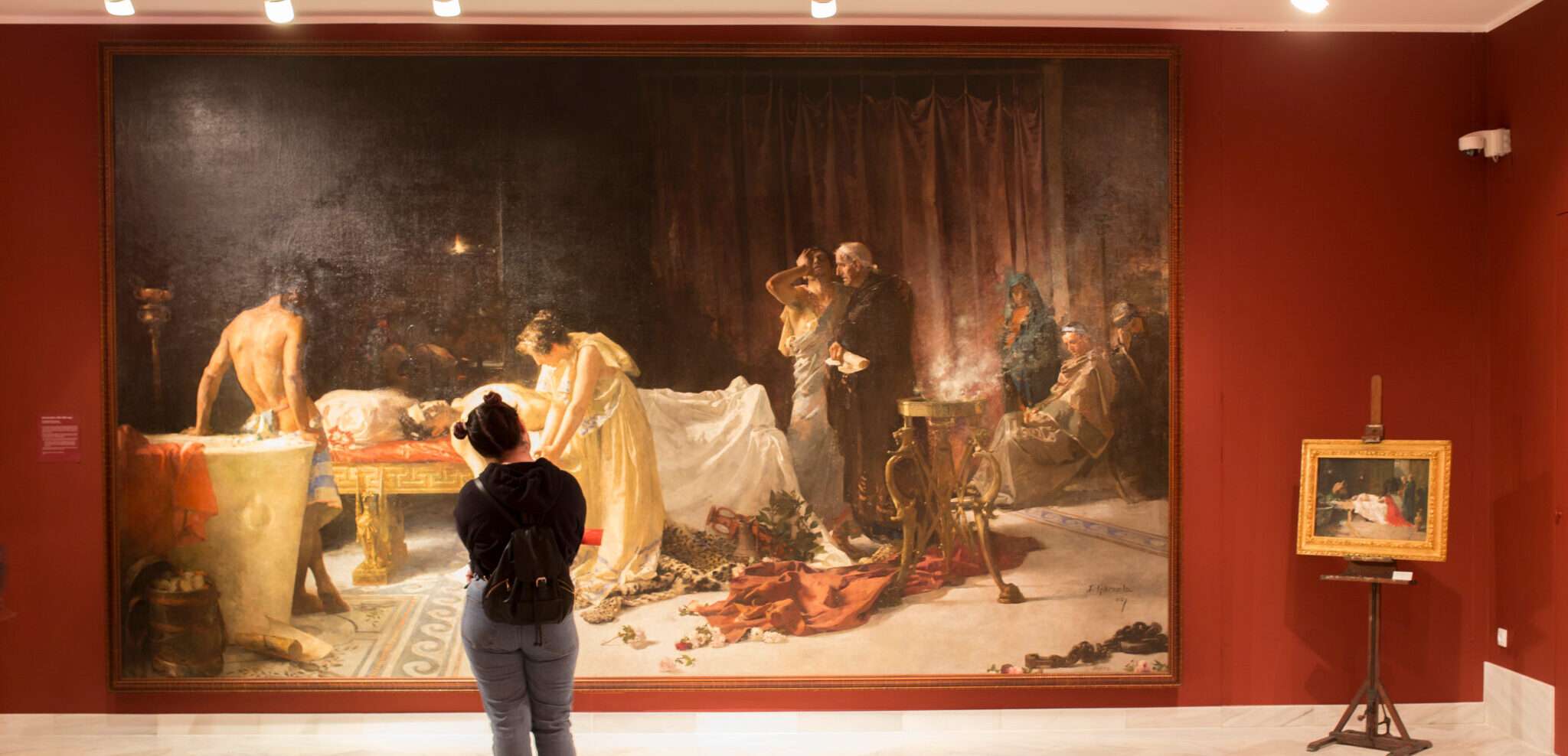 フランスの美術館で絵画を見ている女性。