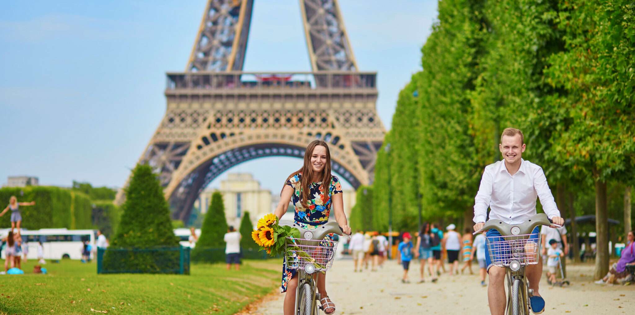 フランス塔の前で自転車に乗る二人。