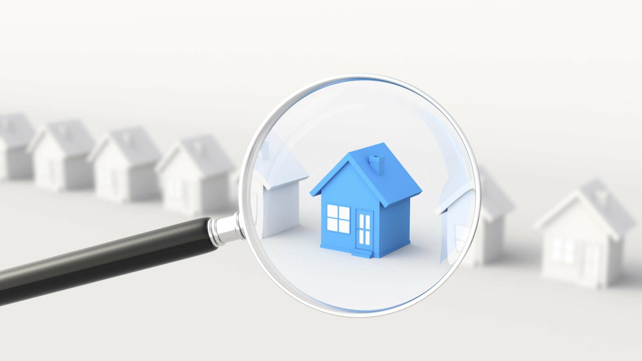 虫眼鏡の下に家があり、美しいフランスの邸宅を描いています。