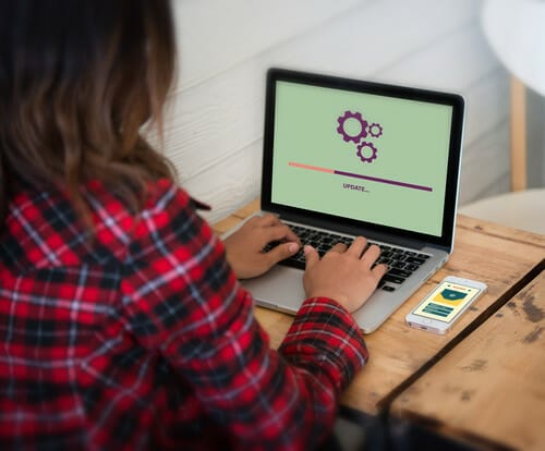 フランスでギア付きのラップトップを使用している女性。 フランスでギア付きのラップトップを使用している女性。