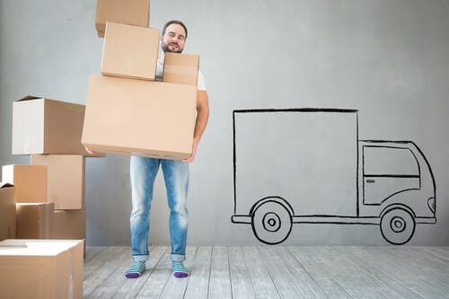 フランスのデザインでトラックが描かれた箱を持つ男性。 フランスのデザインでトラックが描かれた箱を持つ男性。