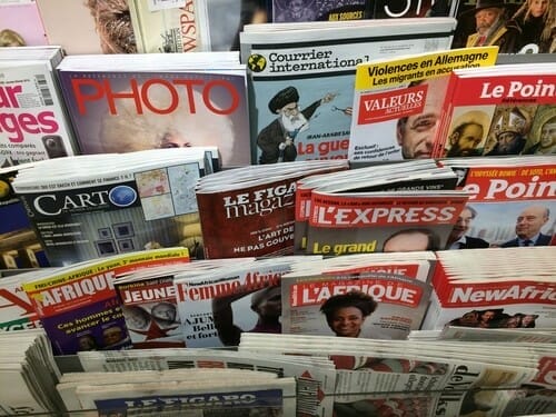 店内にはフランスの新聞がたくさん並んでいます。 店内にはフランスの新聞がたくさん並んでいます。