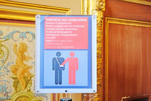 フランスの看板には男性と女性のイラストが描かれています。 フランスの看板には男性と女性のイラストが描かれています。