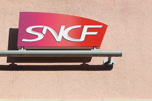 建物の側面にあるsncfと書かれたフランスの看板。 建物の側面にあるsncfと書かれたフランスの看板。